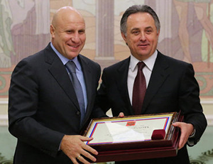 Виталий Мутко вручает государственную награду Михаилу Мамиашвили